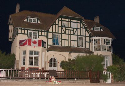 Det f�rste befriede hus p� strandene i Normandiet.